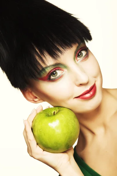 Симпатичная женщина с зеленым яблоком в руках — стоковое фото
