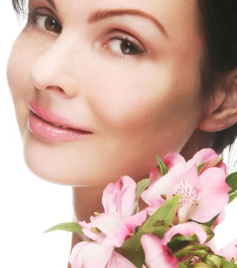 Kadın pembe çiçekli