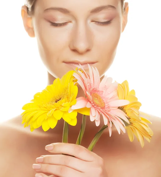 Frau mit Gerberblumen — Stockfoto