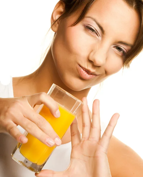 Mulher bebendo suco de laranja de perto — Fotografia de Stock