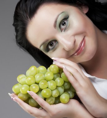 Yeşil üzüm kadınla