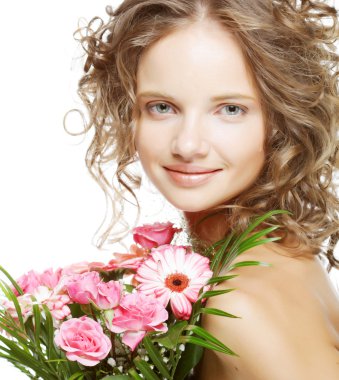 Çiçekleri olan güzel genç bir kadın.