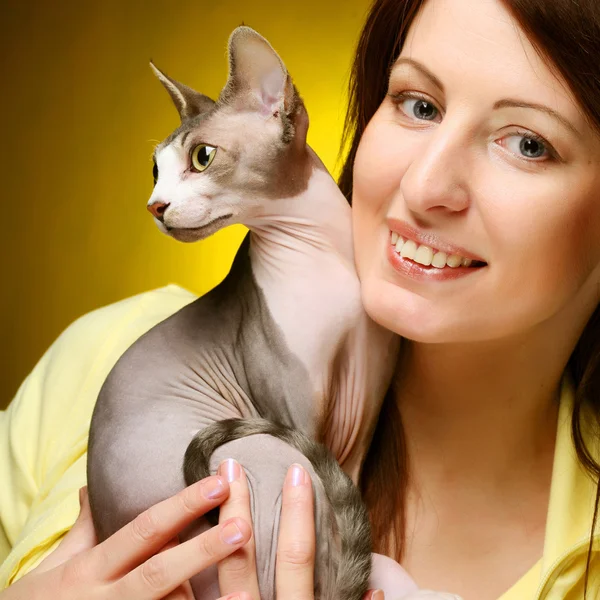 Junge Frau mit spaßiger Sphinx-Katze — Stockfoto