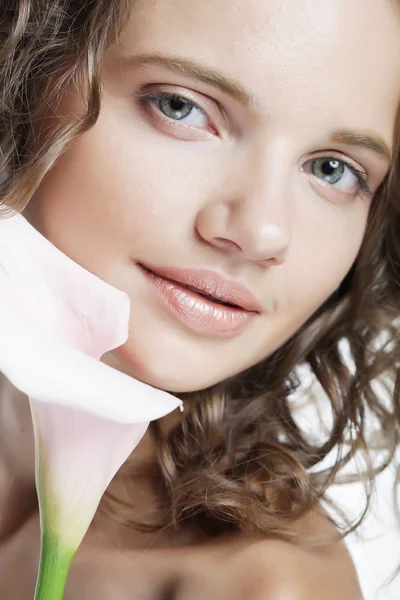 Porträtt av miling vacker ung kvinna med bukett blommor — Stockfoto