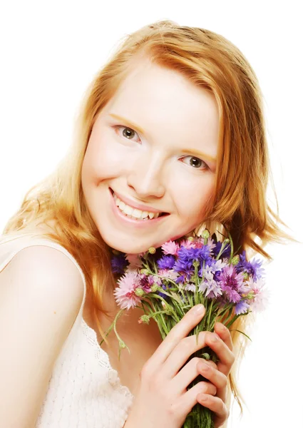 Gezicht van de schoonheid van de jonge mooie vrouw met bloemen — Stockfoto