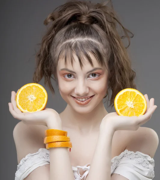 Frauengesicht mit saftigen Orangen — Stockfoto