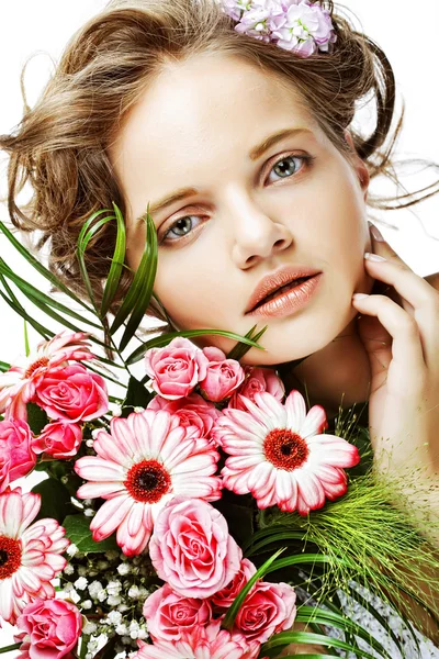 Portrait of miling beautiful young woman with bouquet flowers — Stock Photo, Image