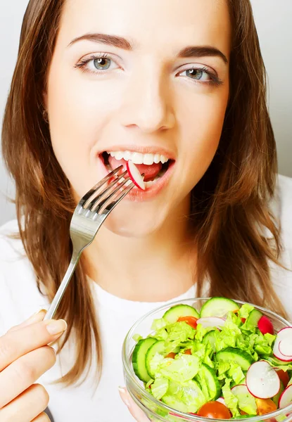 Lykkelig kvinne som spiser salat – stockfoto