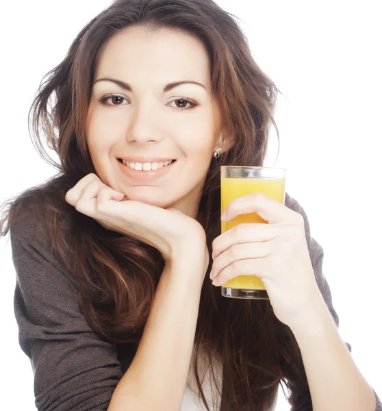 Frau mit Orangensaft auf weißem Hintergrund — Stockfoto