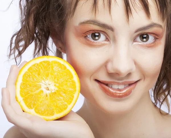 Visage de femme avec orange juteuse — Photo