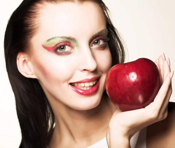 Mujer con manzana roja — Foto de Stock