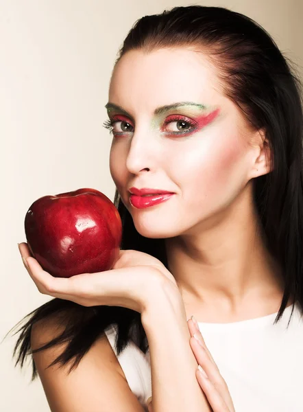 빨간 사과를 가진 여자 — 스톡 사진