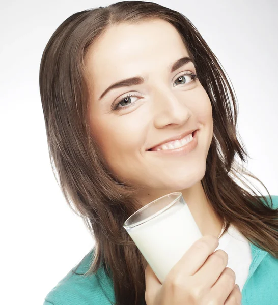 Jonge dame met een glas melk — Stockfoto