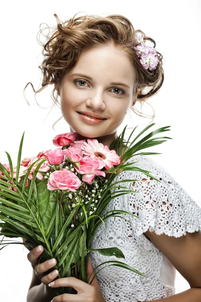 Όμορφη νεαρή γυναίκα με λουλούδια μπουκέτο — Φωτογραφία Αρχείου