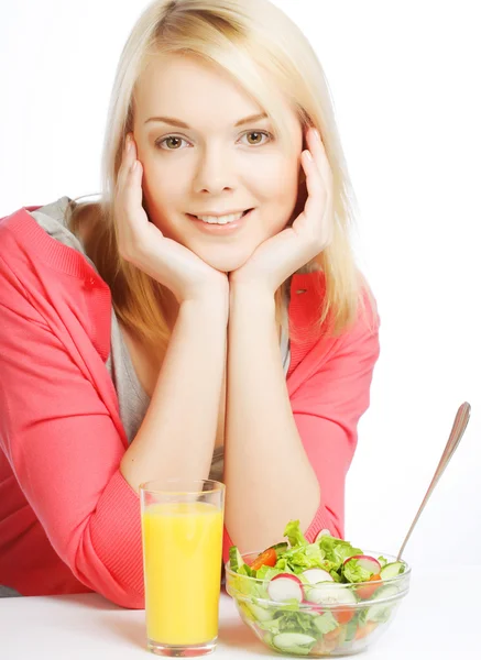 Woman has breakfast salad from fresh vegetables — Stock Photo, Image