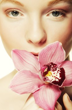 Pembe çiçekli güzel kadın