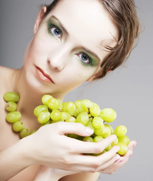 Žena s zelené hrozny — Stock fotografie