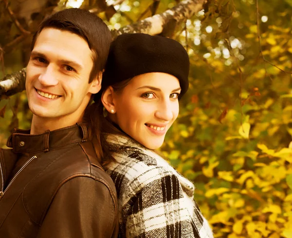 Verliefde paar in herfst park — Stockfoto