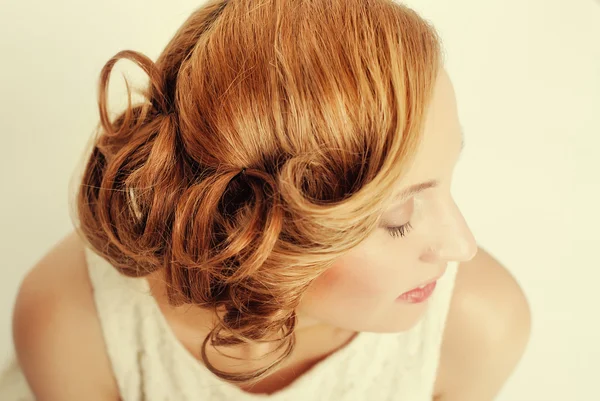 Belle femme blonde avec coiffure bouclée — Photo