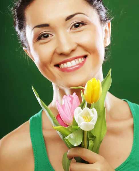 Menina asiática feliz com tulipas — Fotografia de Stock