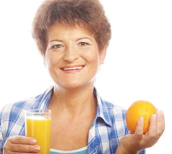 Mulher sorridente madura com suco de laranja — Fotografia de Stock