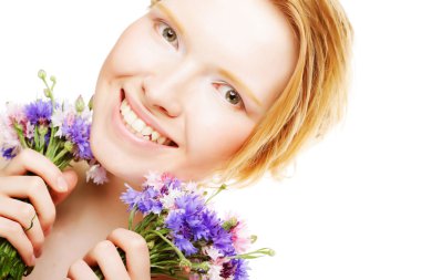 Çiçekli güzel kadın.