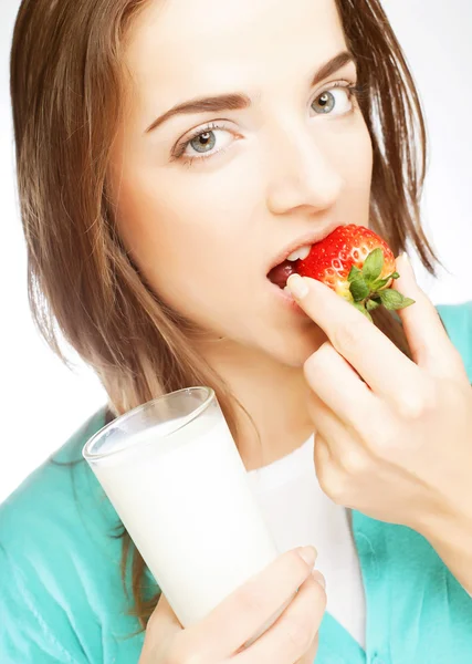 Mujer con leche y fresa —  Fotos de Stock