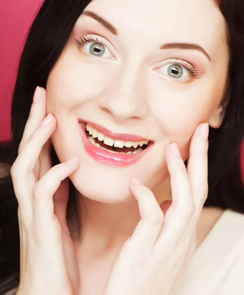 Schöne junge lächelnde Frau mit sauberer Haut — Stockfoto