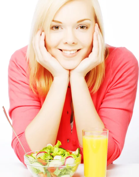 Joven mujer tiene ensalada de desayuno de verduras frescas con oran — Foto de Stock