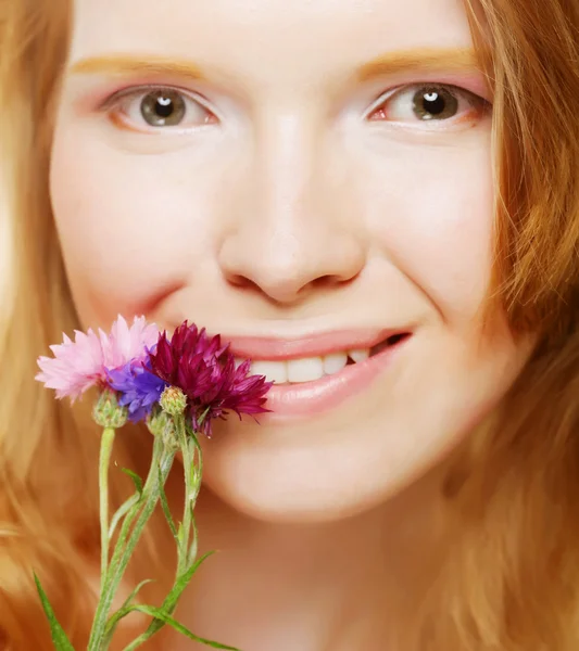 Молодая красивая женщина с цветами — стоковое фото
