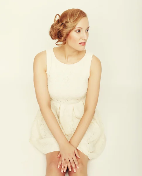 Jeune blonde en robe blanche posant — Photo