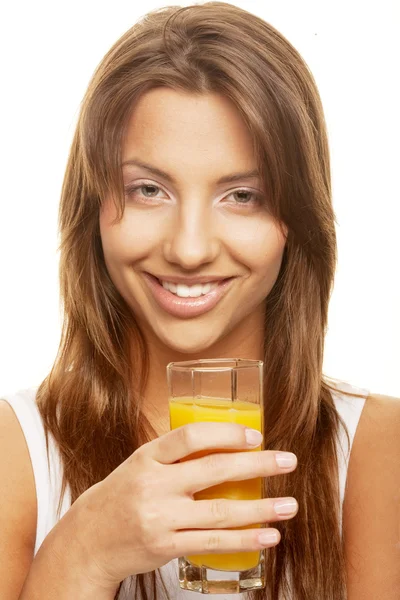 Женщина потягивает апельсиновый сок — стоковое фото