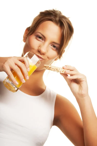 Женщина потягивает апельсиновый сок — стоковое фото