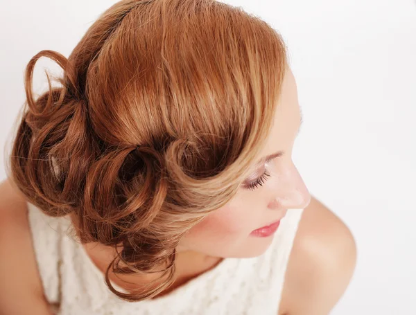 Mulher loira bonita com penteado encaracolado — Fotografia de Stock