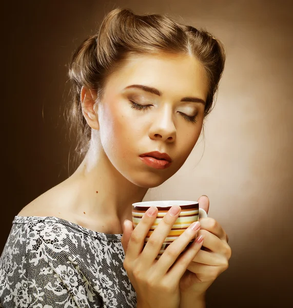 Mooie vrouw die koffie drinkt — Stockfoto