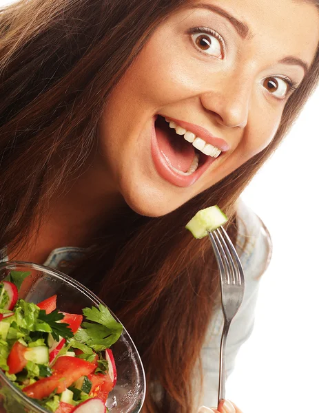 Joven mujer feliz comiendo ensalada . — Foto de Stock