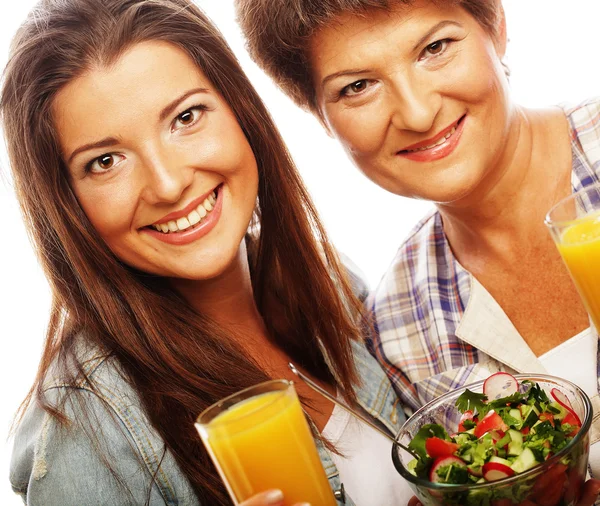 Duas mulheres com suco e salada — Fotografia de Stock