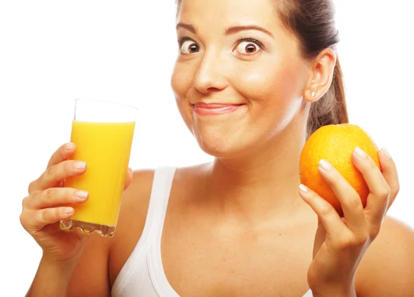 Jovem mulher feliz beber suco de laranja. — Fotografia de Stock