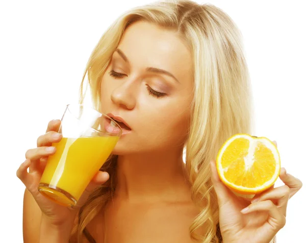 Mujer bebiendo jugo de naranja — Foto de Stock