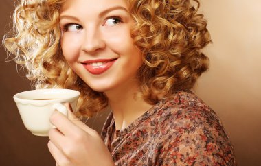 Kahve içen güzel kadın.