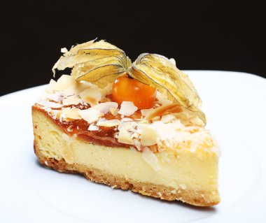 pasta beyaz plaka üzerinde