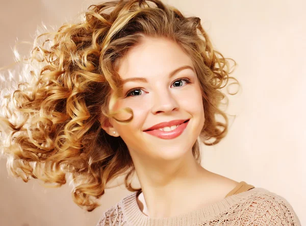 Hermosa mujer con el pelo rizado —  Fotos de Stock