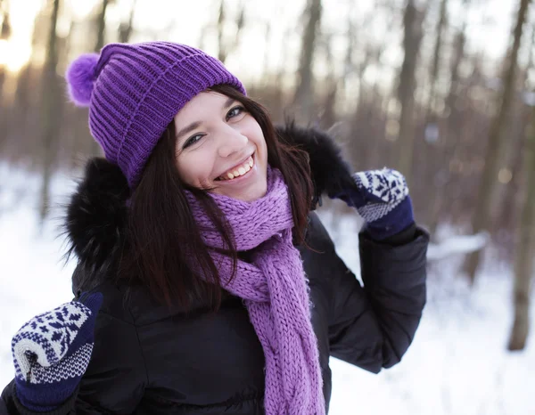 Mujer joven en el parque de invierno — Foto de Stock