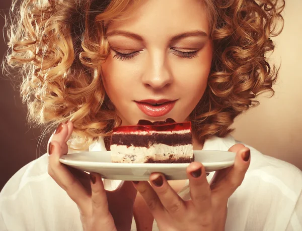 Beautiful smiling young woman with a cake — Stock Photo, Image