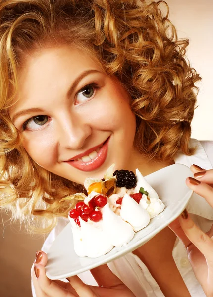 Schöne lächelnde junge Frau mit einer Torte — Stockfoto