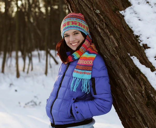 Mujer joven en el parque de invierno — Foto de Stock