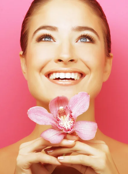 Mujer feliz con flor de orquídea — Foto de Stock