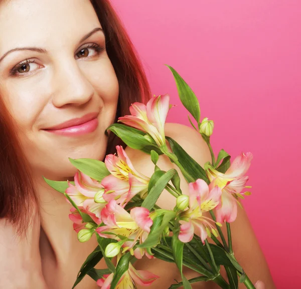 Jovem mulher bonita com flor rosa — Fotografia de Stock