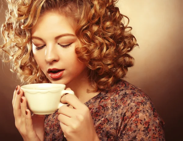 Vacker kvinna dricker kaffe — Stockfoto