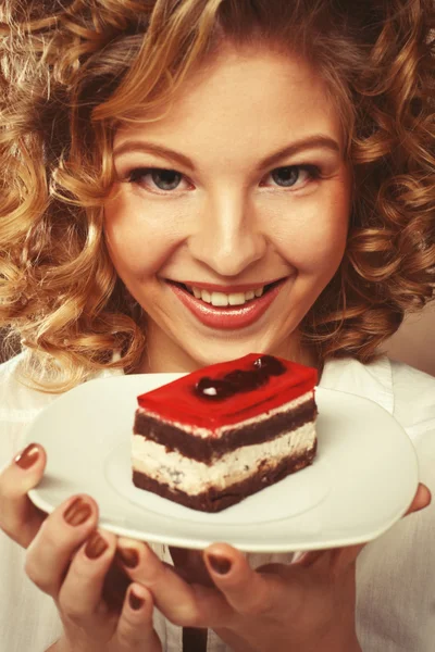 Schöne lächelnde junge Frau mit einer Torte — Stockfoto